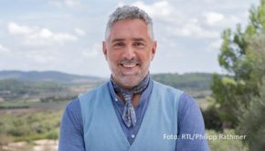 Mit Gastgeber Roland Trettl geht’s am heutigen 26. Februar in eine neue Kennenlern-Runde im „First Dates Hotel“ auf Mallorca. Das Team um den Spitzenkoch und Moderator kümmert sich auch diesmal wieder mit vollem Einsatz und die Singles, die im Feriendomizil auf Partnersuche gehen. (Foto: RTL_Philipp Rathmer)