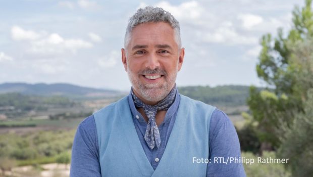 Mit Gastgeber Roland Trettl geht’s am heutigen 26. Februar in eine neue Kennenlern-Runde im „First Dates Hotel“ auf Mallorca. Das Team um den Spitzenkoch und Moderator kümmert sich auch diesmal wieder mit vollem Einsatz und die Singles, die im Feriendomizil auf Partnersuche gehen. (Foto: RTL_Philipp Rathmer)