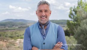 Das „First Dates Hotel“ öffnet ab 5. Februar zum fünften Mal seine Pforten bei Vox. Gastgeber Roland Trettl sorgt mit seinem Team wieder auf Mallorca für entspannte Urlaubsatmosphäre, in der Singles aus unterschiedlichsten Altersgruppen auf Partnersuche gehen können. (Foto: RTL/Philipp Rathmer)