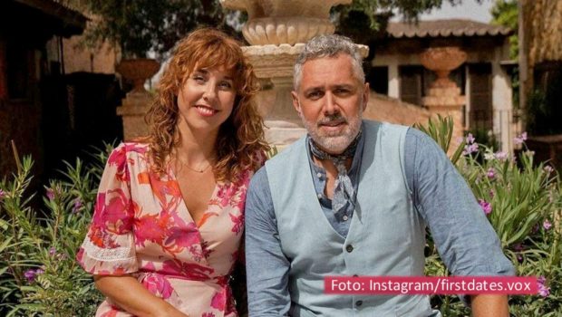 Starkoch, Moderator und Autor Roland Trettl als Gastgeber sowie Aline Marie Rademacher stehen bereit, um weitere Neuankömmlinge im „First Dates Hotel“ zu begrüßen. Die sechste Folge von Staffel 5 der Dating-Doku strahlt Vox am 11. März in der Primetime aus. (Foto: Instagram/firstdates.vox)