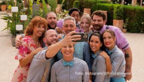 Auch in der siebten Staffelwoche ist die Stimmung im „First Dates Hotel“ auf Mallorca blendend. Das Team um Gastgeber Roland Trettl kümmert sich am 18. März auf Vox wieder um eine Reihe von Neuankömmlingen, darunter ein Geschwisterpaar und ein früheres Ehepaar. (Foto: Instagram/@firstdates.vox)