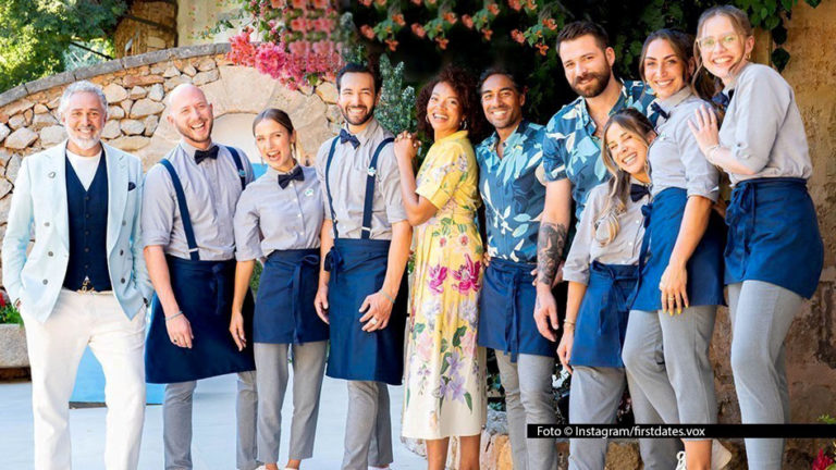 Das Team um Gastgeber Roland Trettl erwartet neue Gäste im „First Dates Hotel“. Vox hat nun den Start der siebten Staffel der erfolgreichen Dating-Doku für den 20. April angekündigt. Standort des Treffpunkts für flirtwillige Singles ist wieder die Baleareninsel Mallorca. Foto © Instagram/firstdates.vox