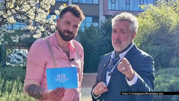 Im kommenden Jahr läuft bei Vox die siebte Staffel der Dating-Doku „First Dates Hotel“. Die Bewerbungsphase für Teilnehmerinnen und Teilnehmer läuft bereits. Hotel-Gastgeber Roland Trettl und Barkeeper Tim haben nun einen Aufruf gestartet, um noch mehr Hetero-Männer zu motivieren.Foto-Instagram_firstdates.vox
