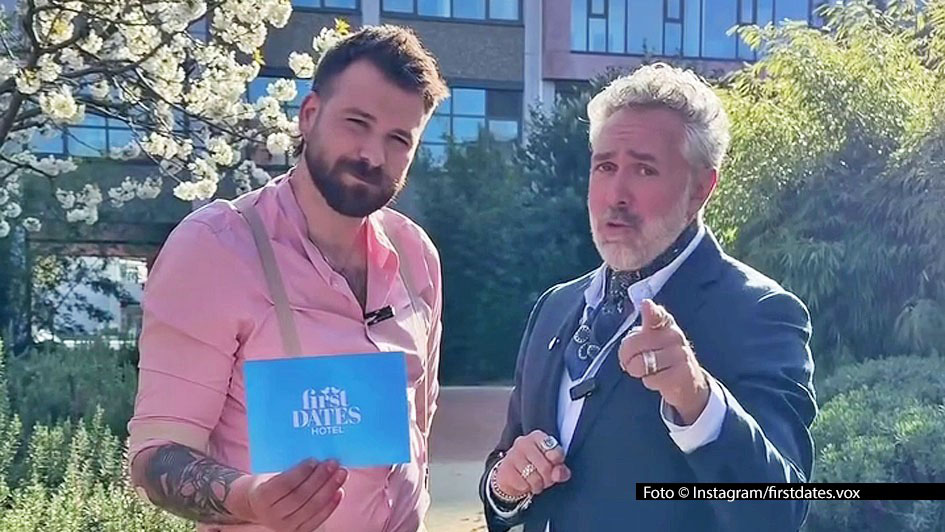 Im kommenden Jahr läuft bei Vox die siebte Staffel der Dating-Doku „First Dates Hotel“. Die Bewerbungsphase für Teilnehmerinnen und Teilnehmer läuft bereits. Hotel-Gastgeber Roland Trettl und Barkeeper Tim haben nun einen Aufruf gestartet, um noch mehr Hetero-Männer zu motivieren.Foto-Instagram_firstdates.vox