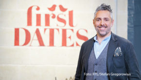 Im kommenden Jahr trauen sich bei „First Dates – Ein Tisch für zwei“ erstmals prominente Singles auf ein ganz besonderes Blind-Date. Gastgeber und Spitzenkoch Roland Trettl begrüßt im „First Dates“-Restaurant u.a. Comedienne Lisa Feller, Reporter-Legende Werner Hansch und Schauspieler Bela Klentze. (Foto: RTL/Stefan Gregorowius)