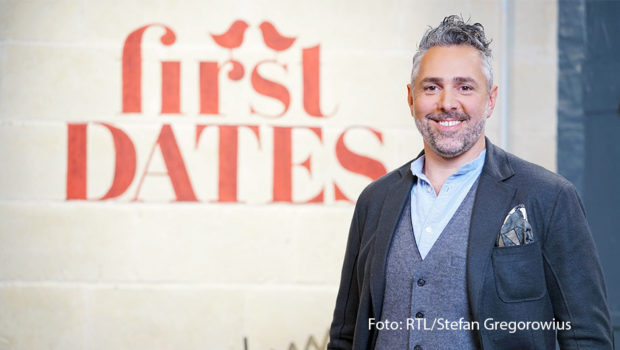 Im kommenden Jahr trauen sich bei „First Dates – Ein Tisch für zwei“ erstmals prominente Singles auf ein ganz besonderes Blind-Date. Gastgeber und Spitzenkoch Roland Trettl begrüßt im „First Dates“-Restaurant u.a. Comedienne Lisa Feller, Reporter-Legende Werner Hansch und Schauspieler Bela Klentze. (Foto: RTL/Stefan Gregorowius)