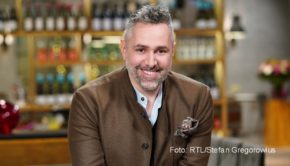 Einen passenderen Sendetermin für die zweite Staffelfolge des „First Dates Hotel“ könnte es kaum geben. Die Dating-Doku mit Roland Trettl läuft nämlich am heutigen 14. Februar bei Vox – und der ist bekanntermaßen Valentinstag, das Fest der Liebenden. (Foto: RTL/Stefan Gregorowius)