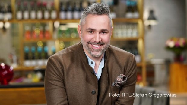 Einen passenderen Sendetermin für die zweite Staffelfolge des „First Dates Hotel“ könnte es kaum geben. Die Dating-Doku mit Roland Trettl läuft nämlich am heutigen 14. Februar bei Vox – und der ist bekanntermaßen Valentinstag, das Fest der Liebenden. (Foto: RTL/Stefan Gregorowius)