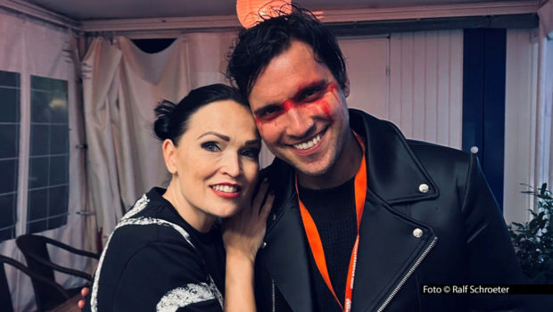 Beim „Honberg-Sommer“ auf dem Gelände der gleichnamigen Burgruine in Tuttlingen übernahm Musiker Fischer den Support-Slot für die finnische Rock- und Metalsängerin Tarja. Dabei überzeugten der „Tiefseerocker“ und seine Band sowohl das Publikum als auch den Veranstalter. Foto © Ralf Schroeter