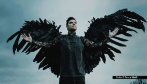 Pünktlich zu Ostern startet der Rockmusiker Fischer bei Spotify seinen Podcast „Fischer der Tiefseerocker“. Darin erzählt der Singer-Songwriter von seinen Anfängen – vom roten Kinderschlagzeug von einst bis zum Breitwandrock von heute. (Foto: © Pascal Weiß)
