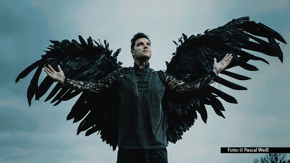 Pünktlich zu Ostern startet der Rockmusiker Fischer bei Spotify seinen Podcast „Fischer der Tiefseerocker“. Darin erzählt der Singer-Songwriter von seinen Anfängen – vom roten Kinderschlagzeug von einst bis zum Breitwandrock von heute. (Foto: © Pascal Weiß)