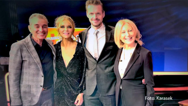 Weihnachtsstimmung oder nicht? Florian Schroeder und Laura Karasek sind sich zu Beginn der „Florian Schroeder Satireshow“ am 15. Dezember im Ersten nicht ganz einig. Fest steht in jedem Fall, dass zwei interessante Gäste ins Studio kommen: Michel Friedman und Maren Kroymann. (Foto: Karasek)