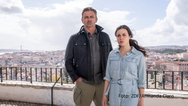 In Lissabon und Umgebung laufen derzeit die Dreharbeiten zu einem neuen ZDF-Spielfilm, in dem Hans Sigl und Hana Sofia Lopes die Hauptrollen übernehmen. Der Tech-Thriller mit dem Arbeitstitel „Flucht aus Lissabon“ wird voraussichtlich im Frühjahr 2025 ausgestrahlt. (Foto: ZDF/Armanda Claro)