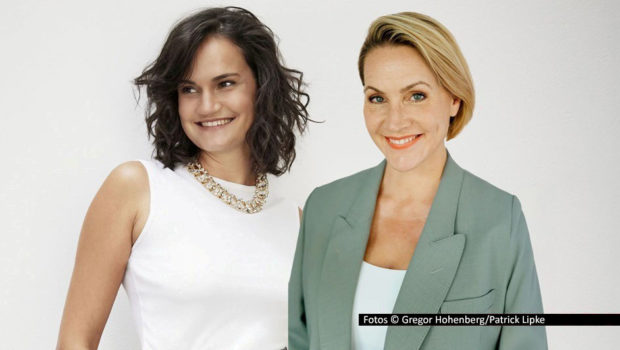 In Berlin und München bringt die Cellistin Raphaela Grommes ihr Musik- und Buchprojekt „Fortissima“, das sich den Werken kaum bekannter oder vergessener Komponistinnen widmet, auf die Bühne. Unterstützt wird sie dabei von Journalistin und Moderatorin Judith Rakers. Foto © Gregor Hohenberg/Patrick Lipke