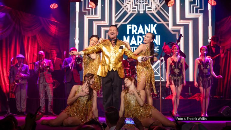 Das schwedische Showprojekt um den Entertainer Frank Martini lässt mit seiner „Party of the Century“ die Musik und Ästhetik der 1920er-Jahre wieder aufleben. Noch in diesem Jahr gibt’s die aufwendige Produktion u.a. in Bremen, Hamburg, Berlin, Dresden und Zürich zu erleben. (Foto © Fredrik Wallin)