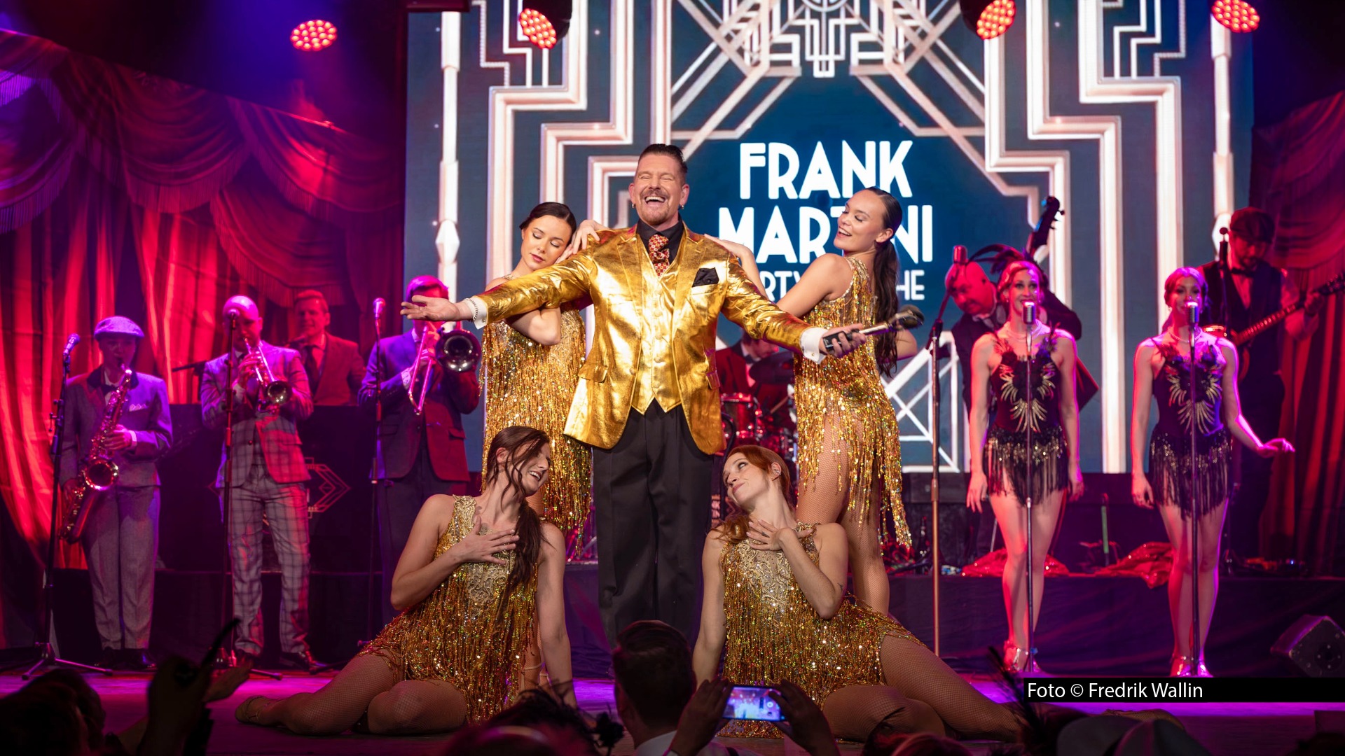 Das schwedische Showprojekt um den Entertainer Frank Martini lässt mit seiner „Party of the Century“ die Musik und Ästhetik der 1920er-Jahre wieder aufleben. Noch in diesem Jahr gibt’s die aufwendige Produktion u.a. in Bremen, Hamburg, Berlin, Dresden und Zürich zu erleben. (Foto © Fredrik Wallin)