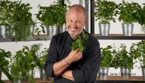 Ein neuer Einsatz steht für Zwei-Sterne-Koch und Restaurant-Coach Frank Rosin am heutigen 4. November bei Kabel Eins an. In „Rosins Restaurants“ greift er dem Team der Gaststätte „Deutsche Scholle“ in Neuss unter die Arme. (Foto: Jens Hartmann)
