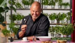 Zum Abschluss des Jahres wird Frank Rosin mit seinem „Rosins Restaurants“-Team von einem Gastronomen-Ehepaar aus Brandenburg an der Havel um Hilfe gebeten. Das Lokal „Waldfrieden Hausmannskost“ steckt nach einem verheerenden Brand in Schwierigkeiten. (Foto: Jens Hartmann)Zum Abschluss des Jahres wird Frank Rosin mit seinem „Rosins Restaurants“-Team von einem Gastronomen-Ehepaar aus Brandenburg an der Havel um Hilfe gebeten. Das Lokal „Waldfrieden Hausmannskost“ steckt nach einem verheerenden Brand in Schwierigkeiten. (Foto: Jens Hartmann)