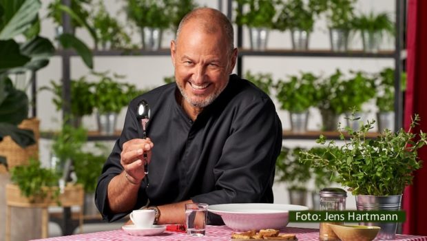 Zum Abschluss des Jahres wird Frank Rosin mit seinem „Rosins Restaurants“-Team von einem Gastronomen-Ehepaar aus Brandenburg an der Havel um Hilfe gebeten. Das Lokal „Waldfrieden Hausmannskost“ steckt nach einem verheerenden Brand in Schwierigkeiten. (Foto: Jens Hartmann)Zum Abschluss des Jahres wird Frank Rosin mit seinem „Rosins Restaurants“-Team von einem Gastronomen-Ehepaar aus Brandenburg an der Havel um Hilfe gebeten. Das Lokal „Waldfrieden Hausmannskost“ steckt nach einem verheerenden Brand in Schwierigkeiten. (Foto: Jens Hartmann)