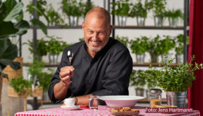 Für Frank Rosin geht‘s heute Abend in einer neuen Folge von „Rosins Restaurants – Ein Sternekoch räumt auf!“ ins hessische Langgöns. Dort benötigt das über 200 Jahre alte „Gasthaus Schütz“ die dringende Hilfe des Sternekochs. (Foto: Jens Hartmann)