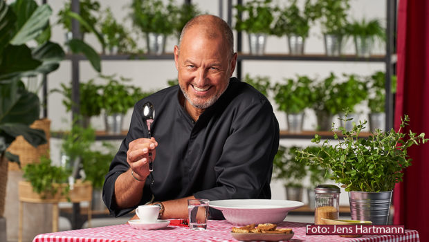 Für Frank Rosin geht‘s heute Abend in einer neuen Folge von „Rosins Restaurants – Ein Sternekoch räumt auf!“ ins hessische Langgöns. Dort benötigt das über 200 Jahre alte „Gasthaus Schütz“ die dringende Hilfe des Sternekochs. (Foto: Jens Hartmann)
