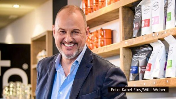 Am 12. Oktober ist Frank Rosin wieder im Einsatz für Kabel Eins. In einer neuen Ausgabe von „Rosins Restaurants“ geht es für den Sternekoch in die norddeutsche Kleinstadt Bad Segeberg, wo Gastronom Peter in seinem „Bräustübl“ zwar optisch Hollywood-Flair versprüht, jedoch kulinarisch vor einigen Herausforderungen steht. (Foto: Kabel Eins/Willi Weber)