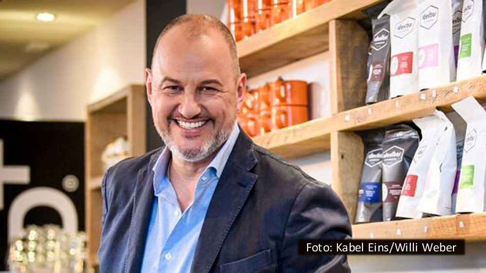 Am 12. Oktober ist Frank Rosin wieder im Einsatz für Kabel Eins. In einer neuen Ausgabe von „Rosins Restaurants“ geht es für den Sternekoch in die norddeutsche Kleinstadt Bad Segeberg, wo Gastronom Peter in seinem „Bräustübl“ zwar optisch Hollywood-Flair versprüht, jedoch kulinarisch vor einigen Herausforderungen steht. (Foto: Kabel Eins/Willi Weber)