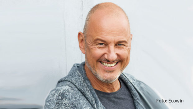 Spitzenkoch Frank Rosin hat am heutigen 14. April seine Autobiografie veröffentlicht. In „Ehrlich wie ‘ne Currywurst – Von der Pommesbude ins Sternerestaurant“ schildert er seinen Werdegang von den Anfängen im Imbiss der Mutter bis hin zum eigenen Lokal auf Zwei-Sterne-Niveau. (Foto: Ecowin)