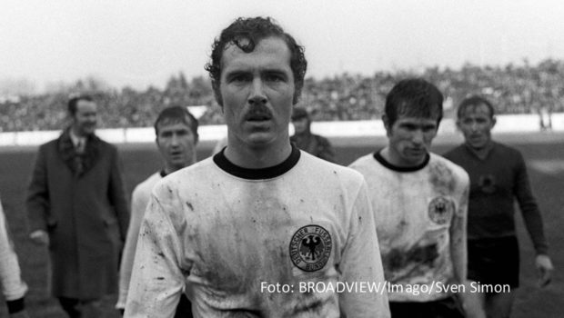 Das ereignisreiche Leben von Fußball-Legende Franz Beckenbauer zeichnet die dreiteilige Dokumentation „Beckenbauer – Der letzte Kaiser“ nach, die ab 31. Oktober zunächst exklusiv bei MagentaTV zu sehen ist. Im Januar 2025 zeigen Arte und das ZDF einen „Director’s Cut“ des Films. (Foto: BROADVIEW/Imago/Sven Simon)