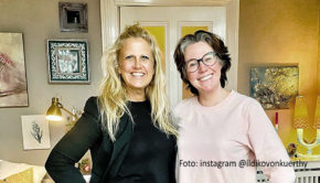 Die Entertainerin Barbara Schöneberger ist zu Gast in dem Podcast „Frauenstimmen“ von Bestseller-Autorin Ildikó von Kürthy. Die beiden Frauen sprechen u.a. über Unabhängigkeit, Klischees und das Leben als geborene Gastgeberin. (Foto: instagram/@ildikovonkuerthy)