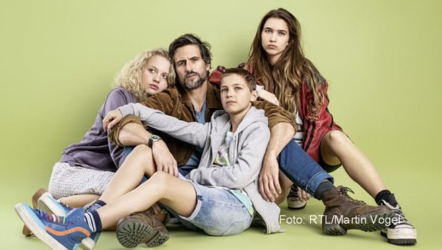 Noch in diesem Jahr startet das neue RTL+-Eigenformat „Friedmanns Vier“. Die Coming-of-Age-Serie, in der Kya-Celina Barucki, Tom Beck, Amadeo*Leo Arndt und Anna-Lena Schwing die Hauptrollen spielen, soll 2022 auch bei Vox zu sehen sein. (Foto: RTL/Martin Vogel)