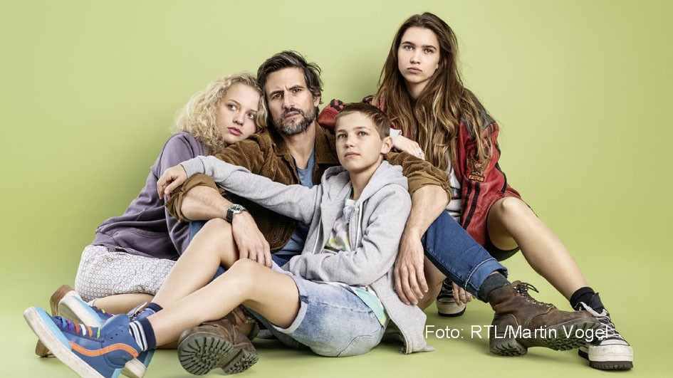 Noch in diesem Jahr startet das neue RTL+-Eigenformat „Friedmanns Vier“. Die Coming-of-Age-Serie, in der Kya-Celina Barucki, Tom Beck, Amadeo*Leo Arndt und Anna-Lena Schwing die Hauptrollen spielen, soll 2022 auch bei Vox zu sehen sein. (Foto: RTL/Martin Vogel)