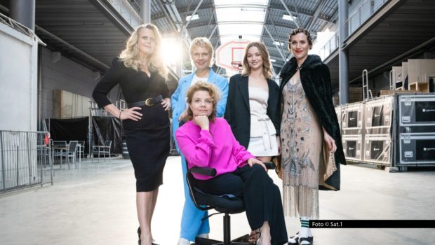 Bei Sat.1 startet am 24. November die neue Comedy-Serie „Frier und Fünfzig – Am Ende meiner Tage“. Annette Frier spielt darin sich selbst. Unterstützung bekommt sie dabei von zahlreichen Gaststars wie Cordula Stratmann und Julia Beautx. Foto © Sat.1