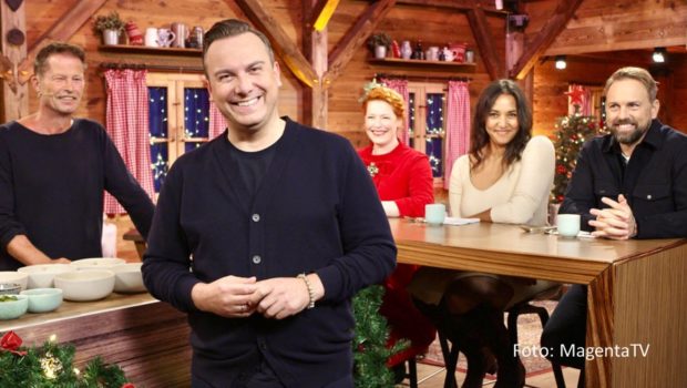 Seit dem heutigen 8. Dezember ist das Special „Fröhliche Weihnachten mit Tim Raue“ bei Magenta TV abrufbar. Der Zwei-Sterne-Koch kreiert darin ein weihnachtliches Menü mit seinen Gästen Til Schweiger, Enie van de Meiklokjes, Cassandra Steen, Steven Gätjen und Stefanie Stappenbeck. (Foto: MagentaTV)
