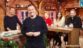 Am 8. Dezember erscheint bei MagentaTV in der Megathek das Weihnachtsspecial von „Herr Raue reist!“. Gemeinsam mit seinen prominenten Gästen feiert Starkoch Tim Raue den Advent und kreiert mit ihnen ein weihnachtliches Menü. Mit dabei sind u.a. Til Schweiger, Enie van de Meiklokjes, Cassandra Steen und Steven Gätjen. (Foto: MagentaTV)