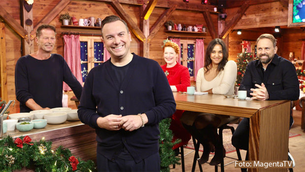 Am 8. Dezember erscheint bei MagentaTV in der Megathek das Weihnachtsspecial von „Herr Raue reist!“. Gemeinsam mit seinen prominenten Gästen feiert Starkoch Tim Raue den Advent und kreiert mit ihnen ein weihnachtliches Menü. Mit dabei sind u.a. Til Schweiger, Enie van de Meiklokjes, Cassandra Steen und Steven Gätjen. (Foto: MagentaTV)