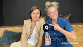 Immer samstags lädt Barbara Schöneberger in ihrem neuen regelmäßigen Podcast „Frühstück bei Barbara“ prominente Gäste zur wichtigsten Mahlzeit des Tages ein. In der aktuellen Ausgabe ist Moderatorin Sandra Maischberger zu Gast, die u.a. von witzigen Verwechselungsgeschichten berichtet. (Foto: barba radio)