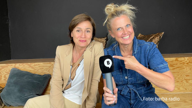 Immer samstags lädt Barbara Schöneberger in ihrem neuen regelmäßigen Podcast „Frühstück bei Barbara“ prominente Gäste zur wichtigsten Mahlzeit des Tages ein. In der aktuellen Ausgabe ist Moderatorin Sandra Maischberger zu Gast, die u.a. von witzigen Verwechselungsgeschichten berichtet. (Foto: barba radio)