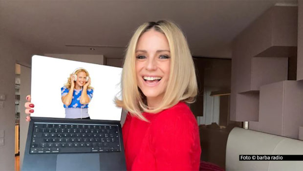 In der neuen Ausgabe des barba radio-Podcasts „Frühstück mit Barbara“ ist Moderatorin Michelle Hunziker zu Gast. Die beiden Frauen unterhalten sich jedoch nicht nur über die wichtigste Mahlzeit des Tages. Es geht u.a. auch um Routinen im Alltag und das Leben als Frau eines Popstars. (Foto: barba radio)