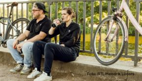 Verschnaufpausen sind nicht eingeplant, wenn Spitzenkoch Max Strohe und seine Kollegin Viktoria Fuchs den Food-Lieferservice von Mälzer und Henssler übernehmen. „Fuchs und Strohe liefern ab!“ läuft am 11. September bei Vox. (Foto: Hendrik Lüders)