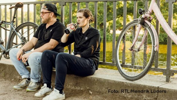 Verschnaufpausen sind nicht eingeplant, wenn Spitzenkoch Max Strohe und seine Kollegin Viktoria Fuchs den Food-Lieferservice von Mälzer und Henssler übernehmen. „Fuchs und Strohe liefern ab!“ läuft am 11. September bei Vox. (Foto: Hendrik Lüders)