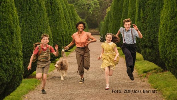 Mit dem ZDF als Koproduzent und unter federführender Mitwirkung des dänischen Filmemachers Nicolas Winding Refn ist eine Neuinterpretation von Enid Blytons beliebter Kinderbuch-Reihe „Fünf Freunde“ entstanden. Die drei Folgen sind ab 5. Dezember in der ZDF-Mediathek abrufbar und laufen linear im Weihnachtsprogramm. (Foto: ZDF/Joss Barratt)