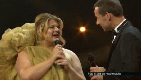 Am 19. November feierte die „Goldene Bild der Frau“ in Hamburg ihren Achtzehnten. Durch die Verleihung in Hamburg führte Kai Pflaume. Die Sängerin und Songschreiberin Alina schrieb zum Fest eine eigene Hymne. Live auf der Bühne stellte sie „Herz aus Gold“ vor. (Foto © Bild der Frau/Youtube)