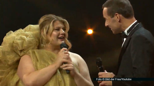 Am 19. November feierte die „Goldene Bild der Frau“ in Hamburg ihren Achtzehnten. Durch die Verleihung in Hamburg führte Kai Pflaume. Die Sängerin und Songschreiberin Alina schrieb zum Fest eine eigene Hymne. Live auf der Bühne stellte sie „Herz aus Gold“ vor. (Foto © Bild der Frau/Youtube)