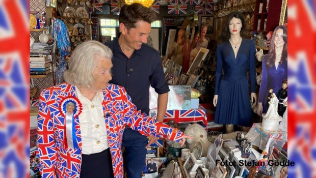 TV-Journalist Stefan Gödde berichtet in „Galileo Plus“ am 28. August bei ProSieben u.a. über Londons ehrgeizigen Klimaplan und die anhaltende Faszination, die von der britischen Metropole ausgeht. Zudem lernt er Margaret kennen, die ein Superfan der Königsfamilie ist. (Foto: Stefan Gödde)