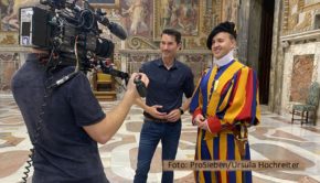 Rom-Experte Stefan Gödde führt das TV-Publikum am 2. April im ProSieben-Wissensmagazin „Galileo X-Plorer“ an ungewöhnliche Schauplätze in der italienischen Hauptstadt. Das Team um den Moderator und Journalisten durfte u.a. in der geheimen Sicherheitszentrale der Schweizergarde drehen. (Foto: ProSieben/Ursula Hochreiter)