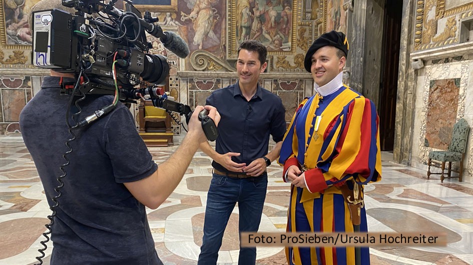 Rom-Experte Stefan Gödde führt das TV-Publikum am 2. April im ProSieben-Wissensmagazin „Galileo X-Plorer“ an ungewöhnliche Schauplätze in der italienischen Hauptstadt. Das Team um den Moderator und Journalisten durfte u.a. in der geheimen Sicherheitszentrale der Schweizergarde drehen. (Foto: ProSieben/Ursula Hochreiter)