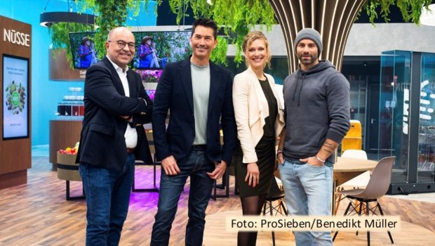 In einem zweiteiligen Special geht das ProSieben-Magazin „Galileo“ der Frage nach, wie unsere Einkaufswelt im Jahr 2050 aussehen wird. Moderator Stefan Gödde entwickelt mit den Experten Stephan Rüschen, Denise Loga und Robin Hertscheck das Konzept für einen „Galileo Vision-Market“. (Foto: ProSieben/Benedikt Müller)