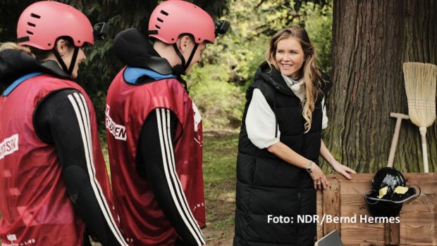 Teams aus den fünf nördlichen Bundesländern gehen im NDR Fernsehen in den Länderkampf „Game of Norddeutschland“. Am 23. September ist der Harz Schauplatz der Spielshow, am 3. Oktober geht’s mit einer weiteren Ausgabe in Bremen weiter. Moderiert wird das Ganze von Laura Karasek. (Foto: NDR/Bernd Hermes)