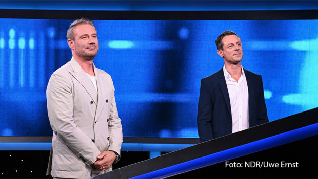 Am Samstag, den 20. Juli, zeigt die ARD zur Primetime eine XXL-Ausgabe von „Gefragt – Gejagt“. Insgesamt stellen sich 16 Promis der Quiz-Jagd im Ersten. Zudem soll des im April verstorbenen „Jägers“ Klaus Otto Nagorsnik gedacht werden. (Foto: NDR/Uwe Ernst)
